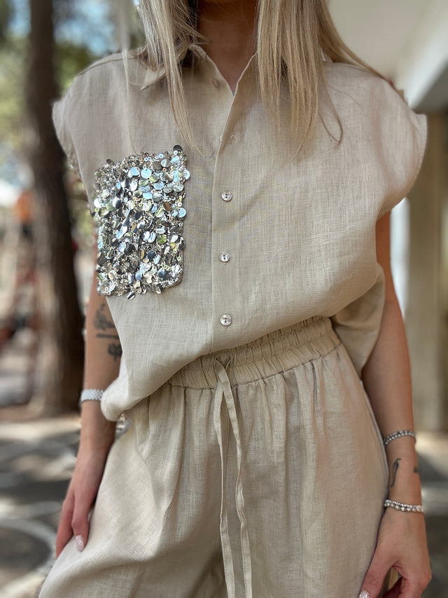Camicia smanicata con paillettes sulla tasca
