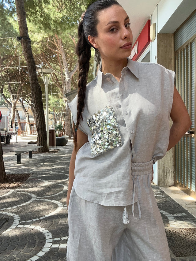 Camicia smanicata con paillettes sulla tasca