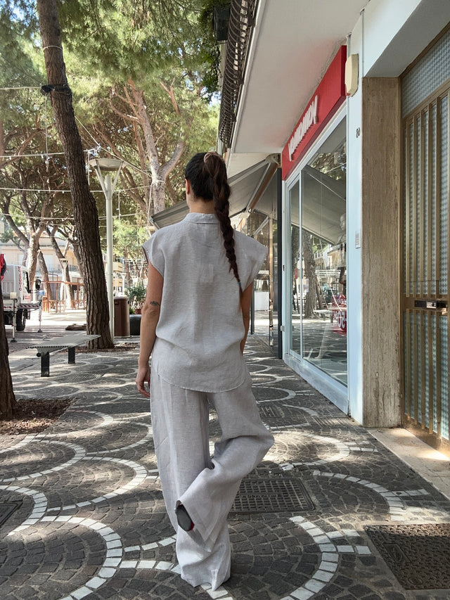 Camicia smanicata con paillettes sulla tasca