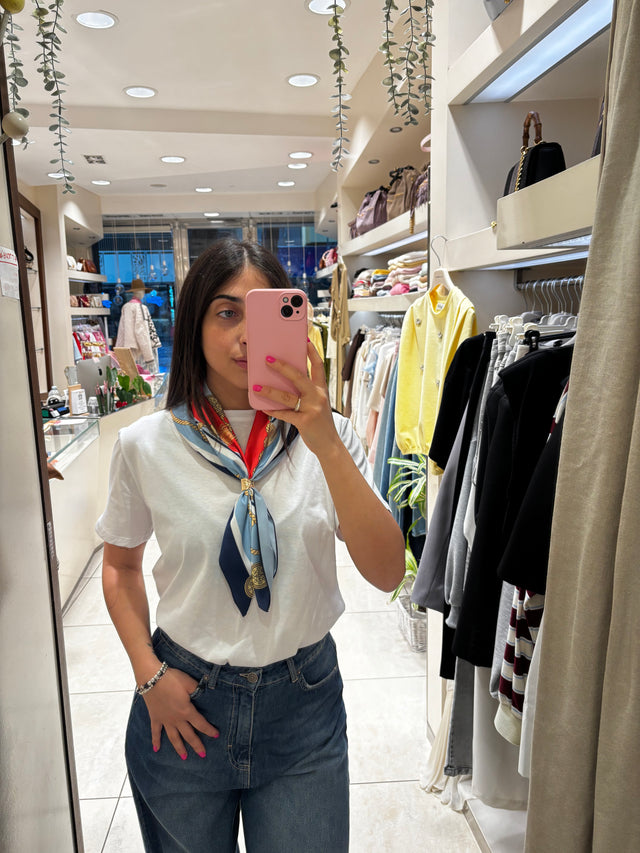 T-shirt con foulard