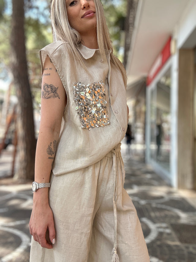 Camicia smanicata con paillettes sulla tasca
