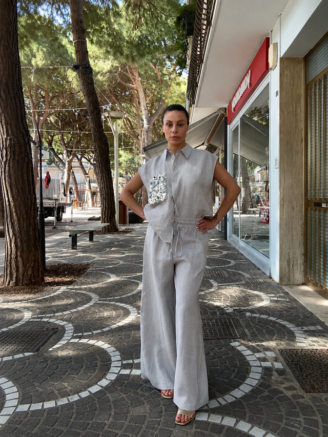 Camicia smanicata con paillettes sulla tasca