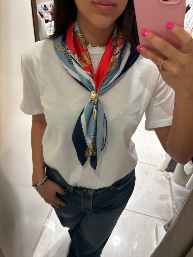 T-shirt con foulard